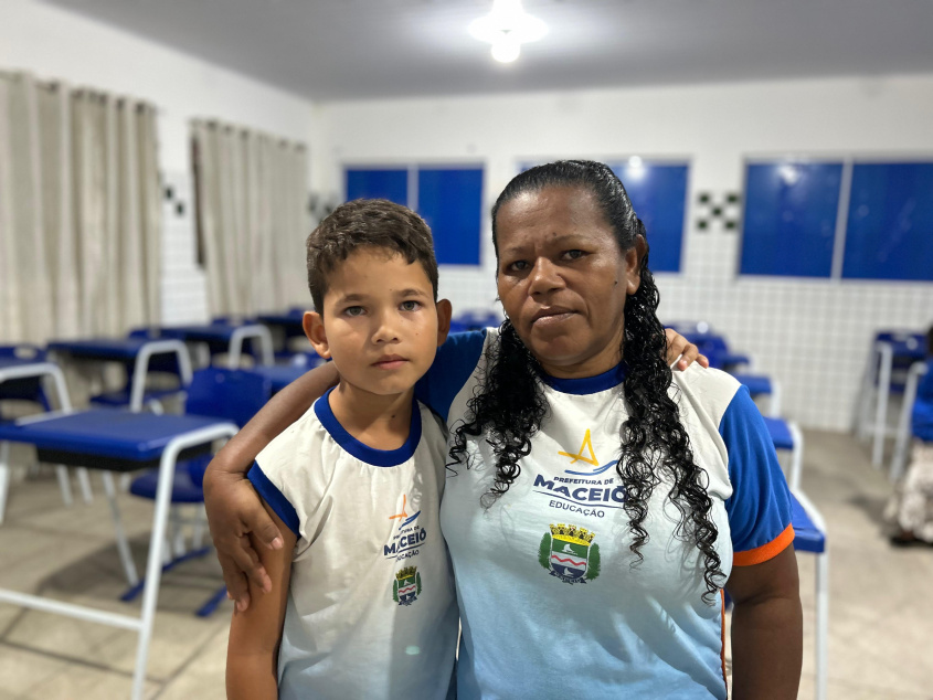 Eleneide Santos com o filho na escola onde estudam. Foto: Alícia Flores/ Ascom Semed
