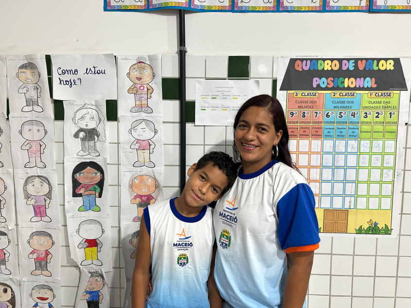 Shirlene da Silva e o filho estudam na mesma escola. Foto: Alícia Flores/ Ascom Semed