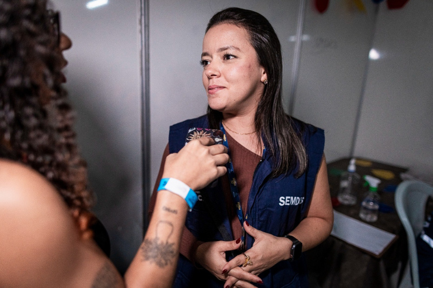 Yasminne Cavalcante, da Semdes, espera que doações superem as do ano passado. Foto: Alisson Frazão / Secom Maceió