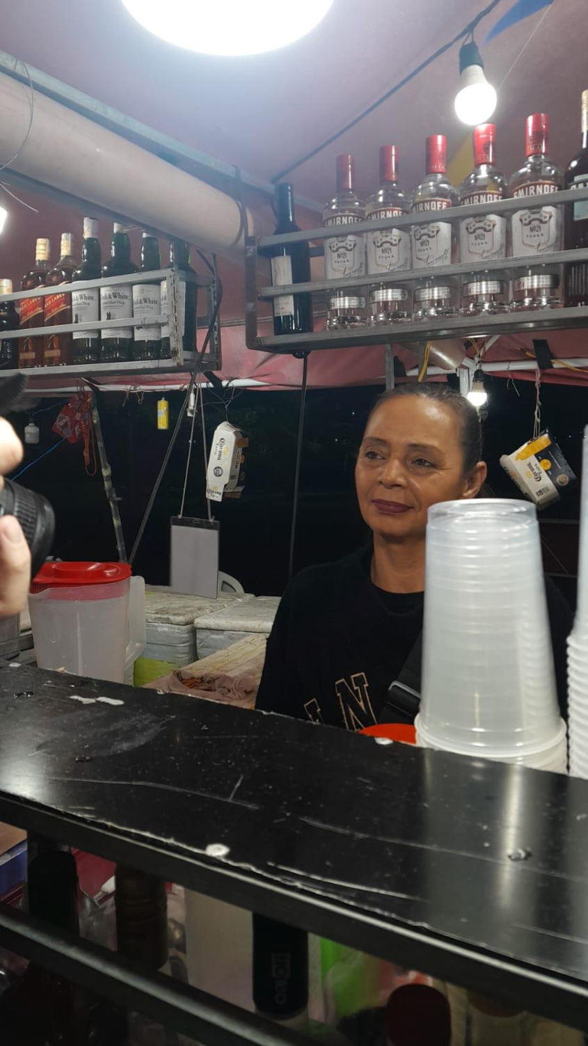 Angélica produz e vende drinks em grandes eventos há muitos anos e destacou o apoio da atual gestão aos ambulantes. Foto: Beto Macário