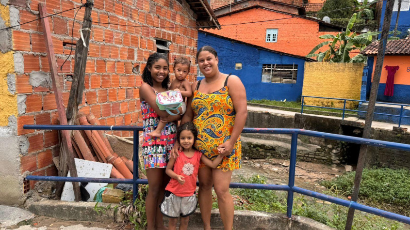Patrícia e Rafaela comparam o antes e depois do local: "Não tinha nada aqui. Hoje temos quadra, parquinho e iluminação". Foto: Samara Emanuelle/Ascom Seminfra