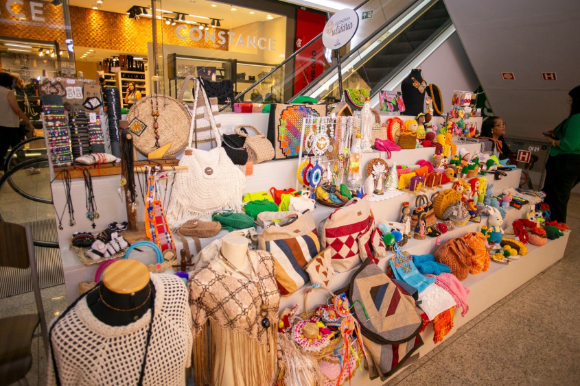 Vitrines estratégicas, como a do Shopping Maceió, são utilizadas em sistema de rodízio, garantindo oportunidade para todos os participantes do programa. Foto: Secom Maceió