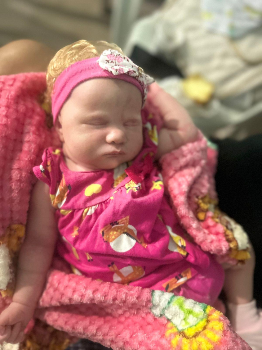 A pequena Laura Heloísa é filha de Evelyn Rayane, que recebe orientações sobre os cuidados com a filha. Foto: Ascom SMS A pequena Laura Heloísa é filha de Evelyn Rayane, que recebe orientações sobre os cuidados com a filha. Foto: Ascom SMS