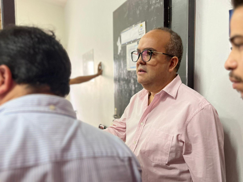 Secretário Claydson Moura avaliou andamento dos serviços e sugeriu adaptações para melhorar o atendimento nas unidades. Foto: Ascom SMS