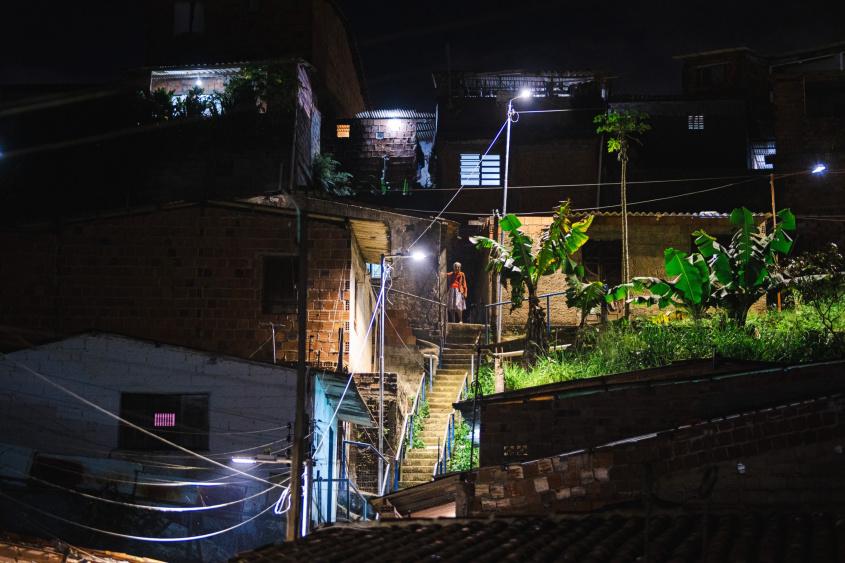 Nas grotas, a iluminação das escadarias, becos e vielas aumenta a segurança e bem-estar dos moradores. Foto: Arquivo Secom