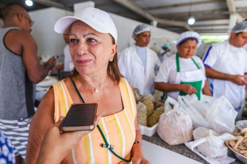 Moradora de São Miguel dos Campos, Risoleidy Lyra veio a Maceió em busca de variedade na compra de pescados. Foto: Alisson Frazão/ Secom Maceió