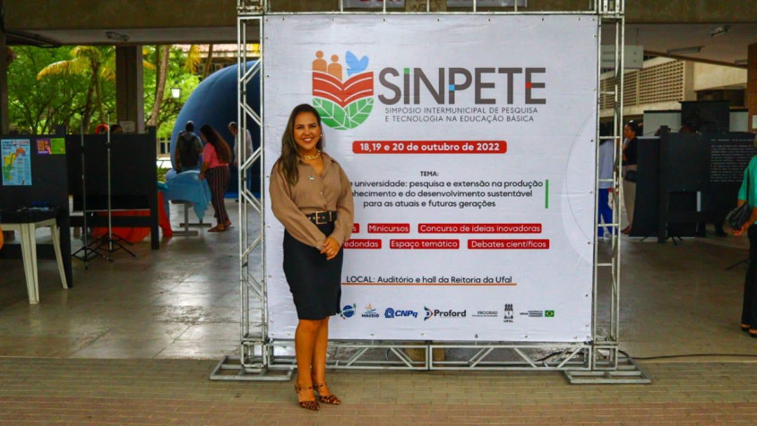 Secretária-adjunta de Educação, Emília Caldas, compôs a mesa de abertura do evento. Foto: Ascom Semed