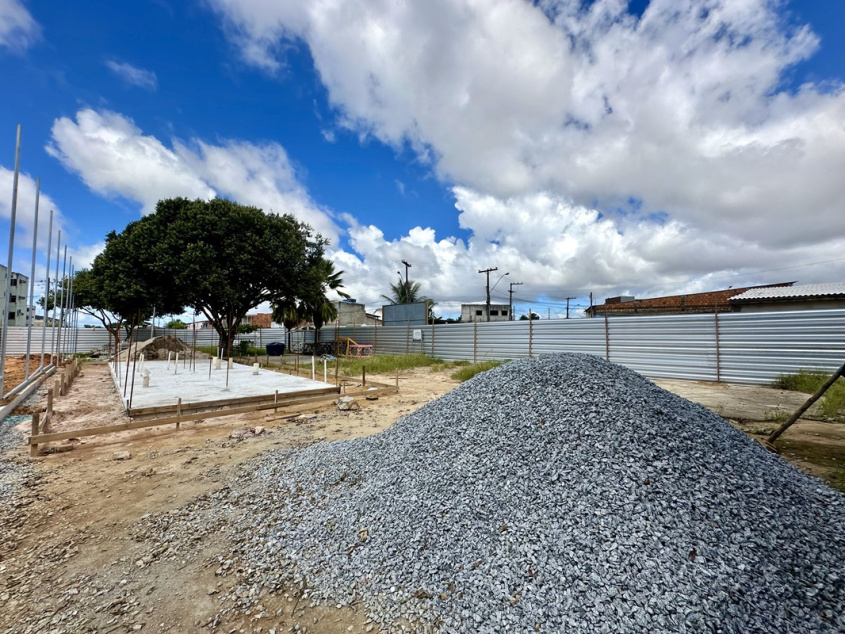 Nova areninha sendo construída no Benedito Bentes. Foto: Kailhane Amorim.