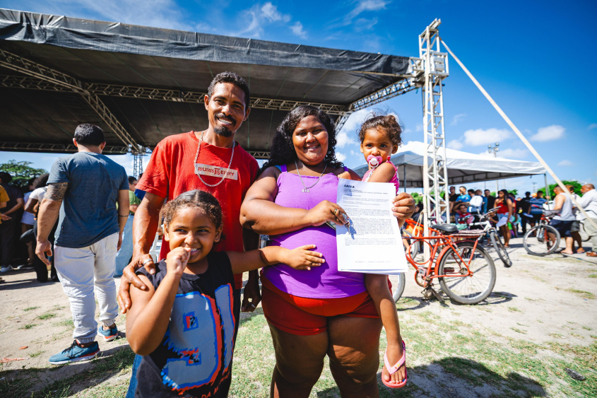 "É muito gratificante saber que vou ter um canto para chamar de nosso", contou Emylly. Foto: Jonathan Lins / Secom Maceió