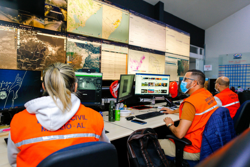 Monitoramento segue continuamente, para avisar a população sobre as previsões e alertas. Foto: Alisson Frazão/Secom Maceió