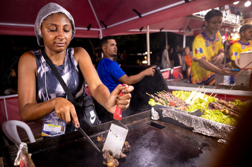 Brenda Melissa comemora as vendas e destaca a importância do evento para a renda familiar. Foto: Alisson Frazão/Secom Maceió