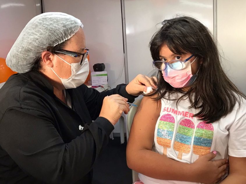 Victória Souza, filha de Valquíria Souza, no momento da vacinação. Foto: Ascom SMS