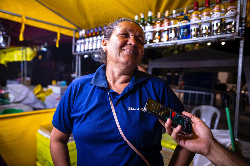 O São João Massayó garantiu bons ganhos à ambulante Edneide Guadiraba, que vendeu drinks personalizados. Foto: Alisson Frazão/Secom