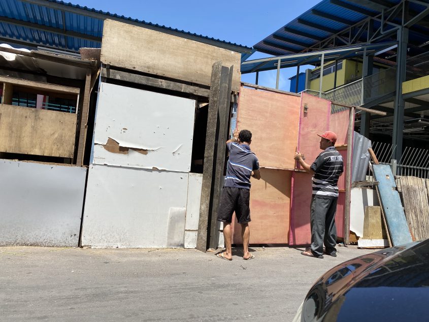 Depois de notificados, comerciantes informais começaram a retirar as estruturas. Foto: João Victor Barroso/Ascom Semscs