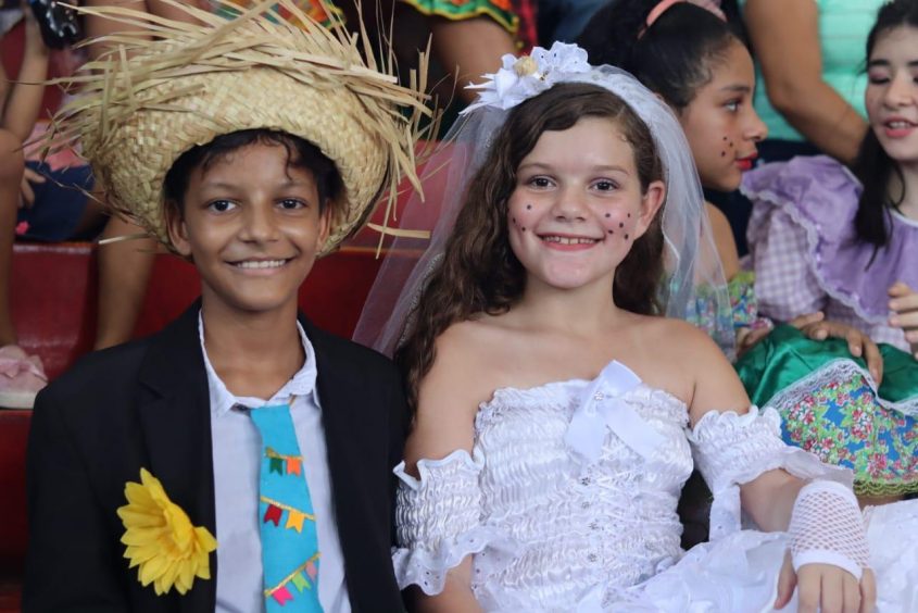 Samara Moreira e Wanderson Michael representam os personagens de noiva e noivo. Foto: Arthur Vieira (estagiário)/Ascom Semed