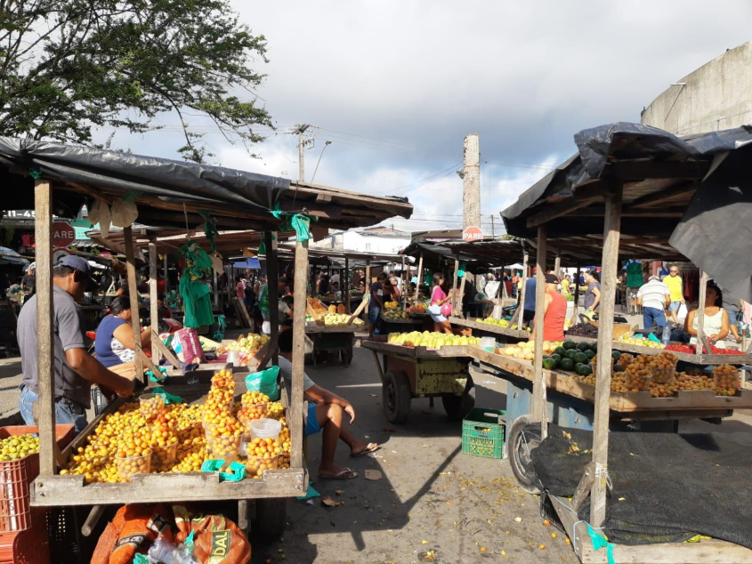 Feira do Tabuleiro reúne diversos comerciantes que vendem frutas, verduras e outros produtos. Foto: Dinêz Costa/ Ascom Seminfra