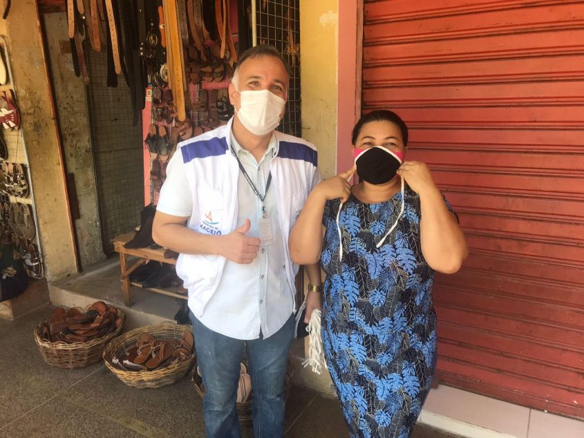 Vigilância distribuiu máscaras para comerciantes. Foto: Equipe - Vigilância Sanitária