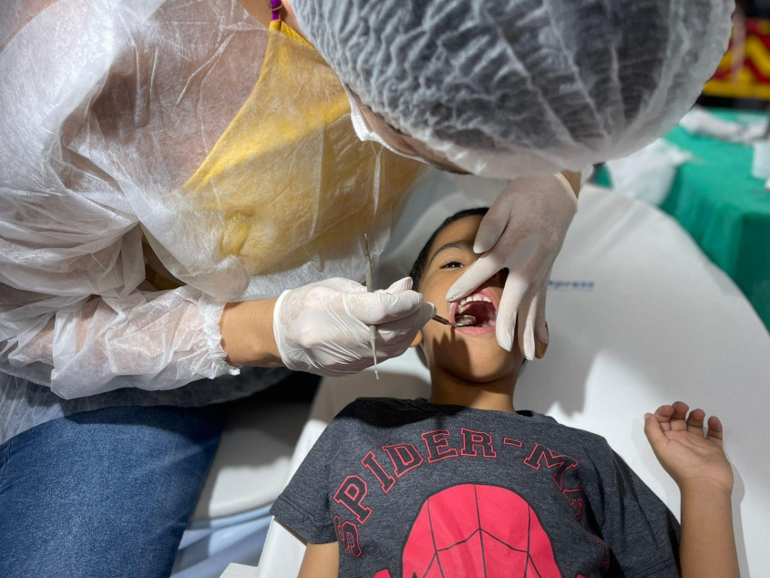 O pequeno Lucas, 5 anos, foi atendido pela equipe de Odontologia nesta sexta-feira (25). Foto: Ascom SMS