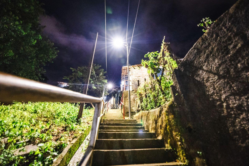 Escadarias ganharam iluminação modernizada, garantindo mais segurança. Foto: Jonathan Lins/Secom Maceió