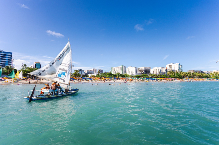 Praias de águas calmas são uma atração à parte na capital alagoana. Foto: Jonathan Lins/ Secom Maceió