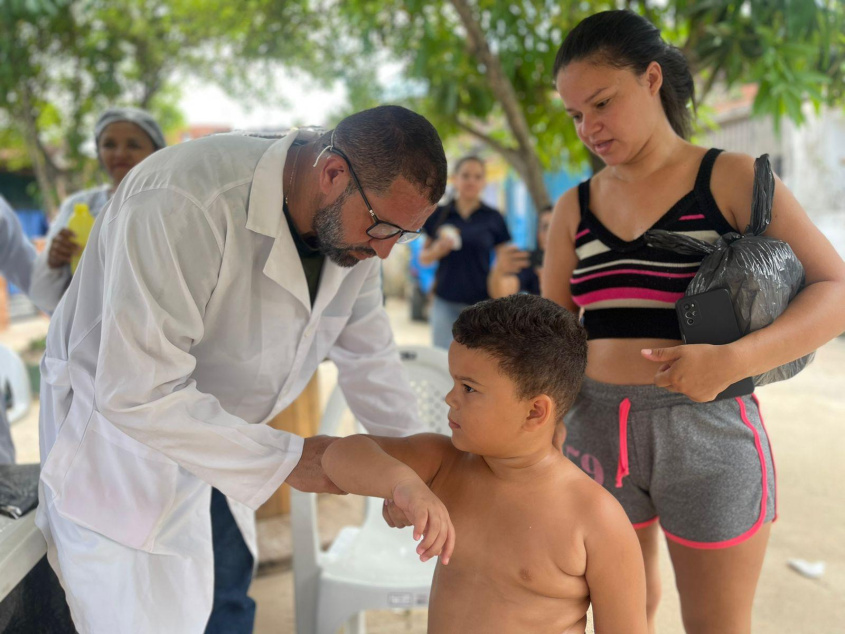 O corajoso Tiago Rocha, 4 anos, recebeu o imunizante contra a Influenza nesta terça. Foto: Foto: Polyanna Monteiro/Ascom SMS