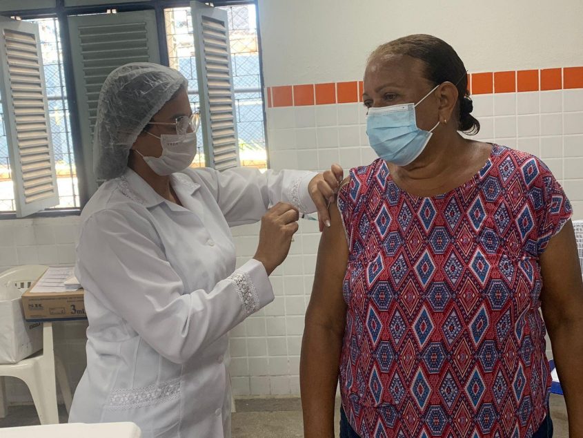 Celomita Rocha disse estar satisfeita por poder se imunizar onde trabalha. Foto: Ascom SMS