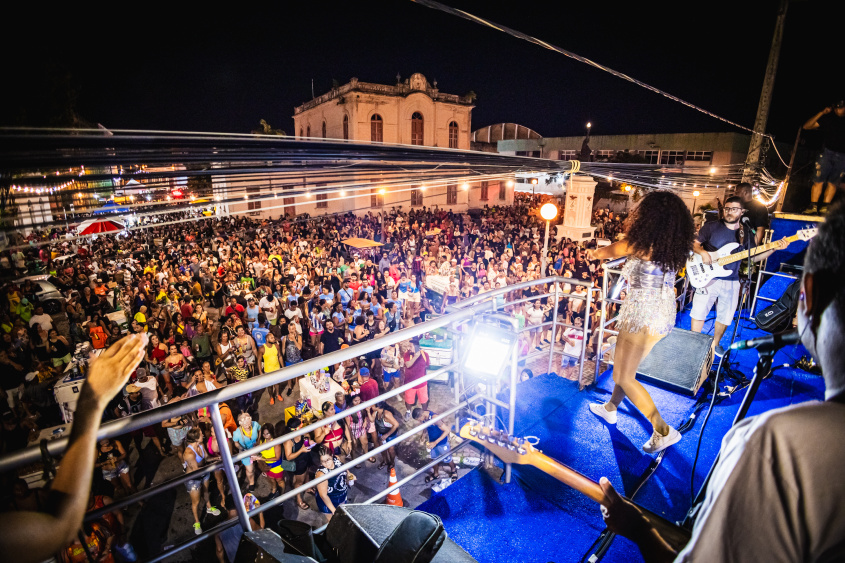 Público reunido no Jaraguá acompanhou as atrações do Carnaval de Maceió. Foto: Felipe Sóstenes