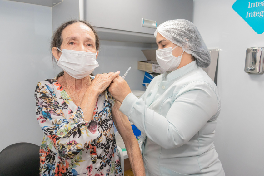 Odete Sabino ficou satisfeita ao tomar a quarta dose contra a Covid-19. Foto: Victor Vercant/Ascom SMS