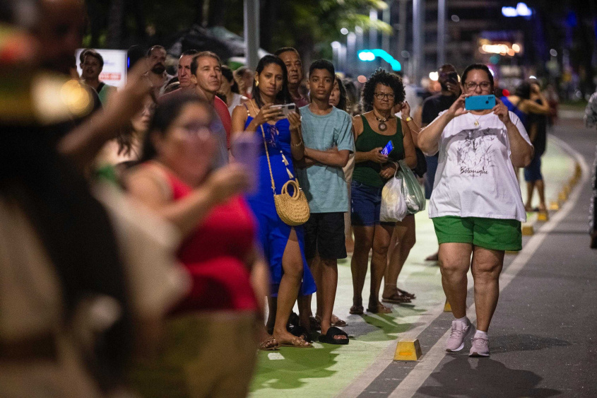 Muitas pessoas se aproximaram da pista para ver e fotografar de perto as escolas de samba. Foto: Alisson Frazão