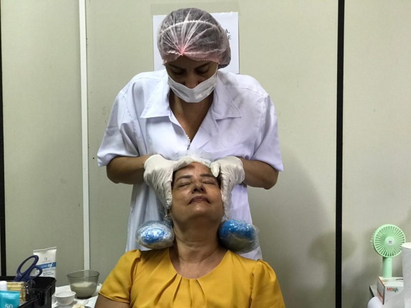 Servidoras aproveitam serviço de revitalização facial. Foto: Ascom Semge
