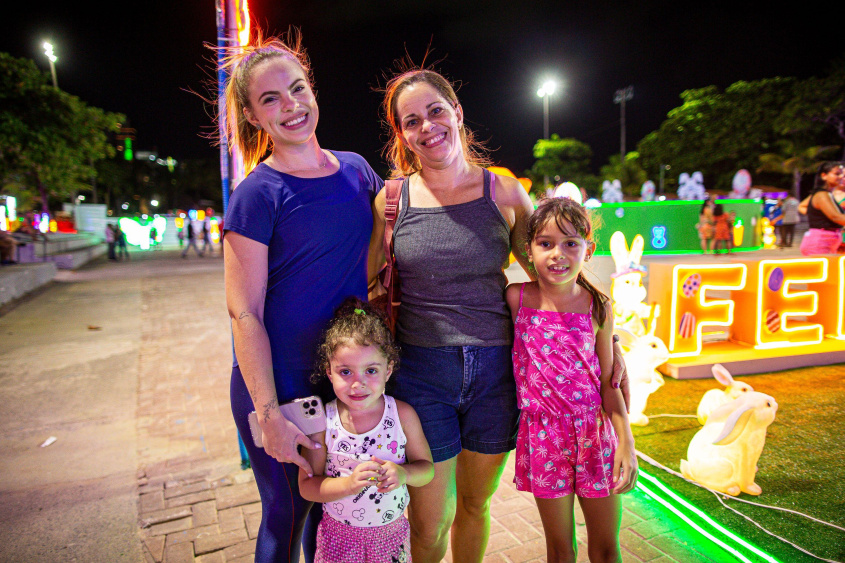 Milene Novaes estava acompanhada pela filha Eva e a neta Esther, que brincaram bastante na Vila. Foto: Alisson Frazão/Secom Maceió