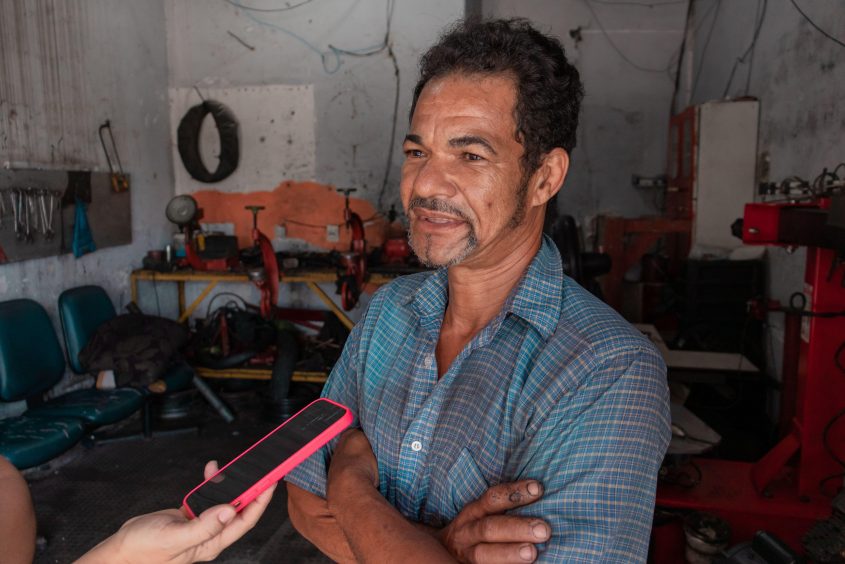 José da Silva é funcionário de uma das borracharias visitadas nesta quinta-feira. Foto: Victor Vercant/ Ascom SMS