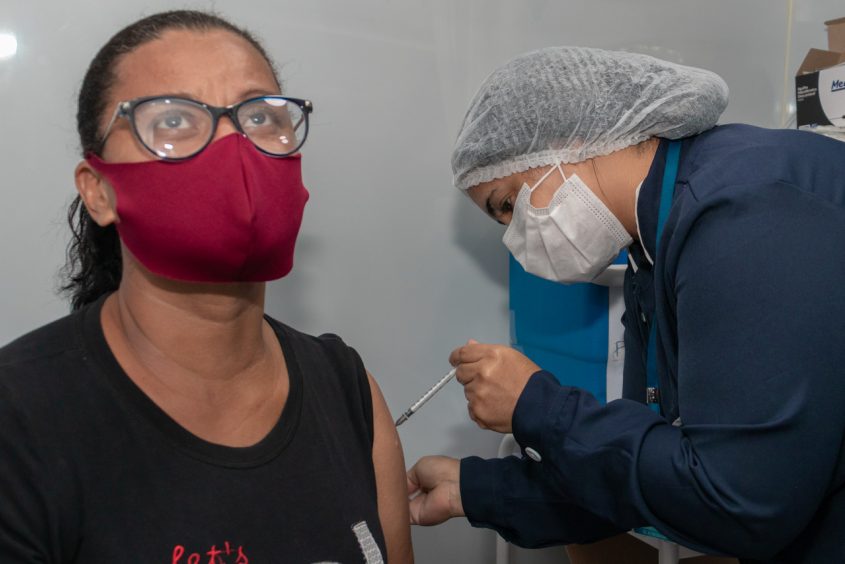 Alexandra dos Santos foi imunizada no Ônibus da Vacina. Foto: Victor Vercant/SMS