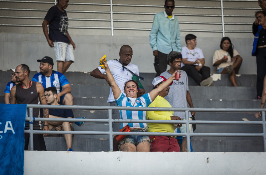 Pessoas em situação de rua vão a jogo do Campeonato Alagoano é Massa