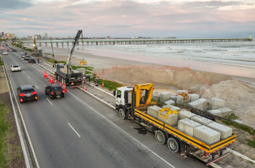 Prefeitura dá ordem de serviço para obras de contenção marítima na praia do Sobral