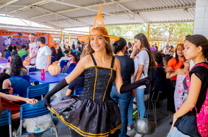 Escola com a melhor nota no Ideb realiza projeto Halloween com desfiles de fantasias e apresentações culturais