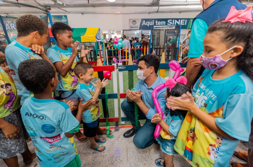 Prefeito de Maceió, JHC, implanta parque de recreação infantil no Shopping Popular