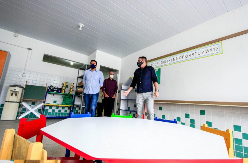 Rui Palmeira entrega escola revitalizada no Tabuleiro do Martins