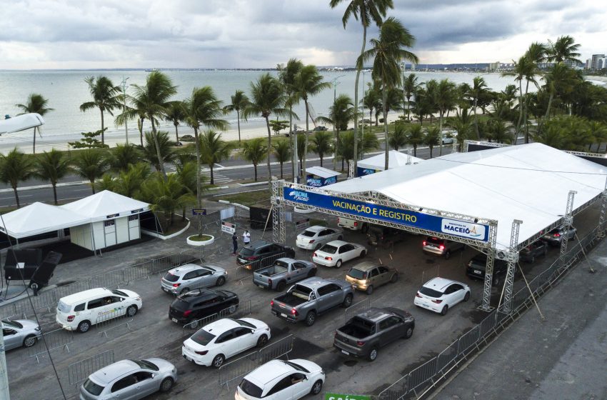 Maceió imuniza 5.038 pessoas em um dia; somente no Corujão da Vacina foram 493