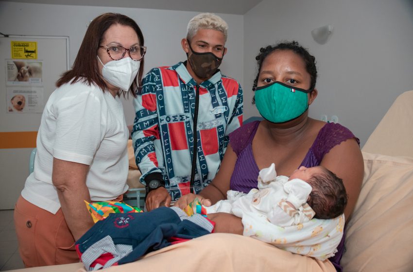 Primeiro maceioense nascido em 2022 recebe visita da secretária de saúde