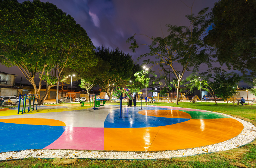 Praça Eurico de Mendonça Fernandes recebe iluminação em LED