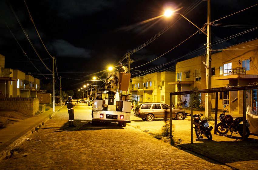 Mutirão de iluminação beneficia mais de 20 mil moradores no Benedito Bentes