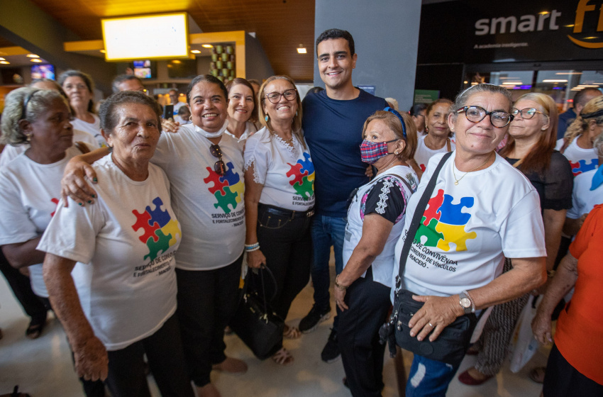 Prefeitura acompanha Cine Vovó com idosos atendidos pela Assistência Social