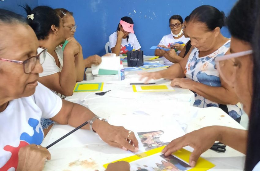 Grupo de mulheres do Cras Sônia Sampaio participa de oficina de porta-retratos