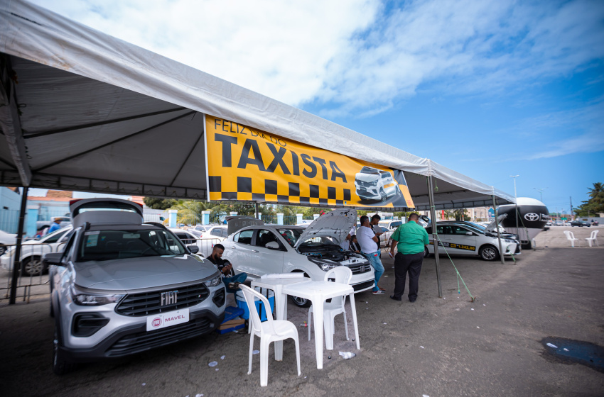 Prefeitura sanciona lei do novo regulamento e redução de taxas para taxistas