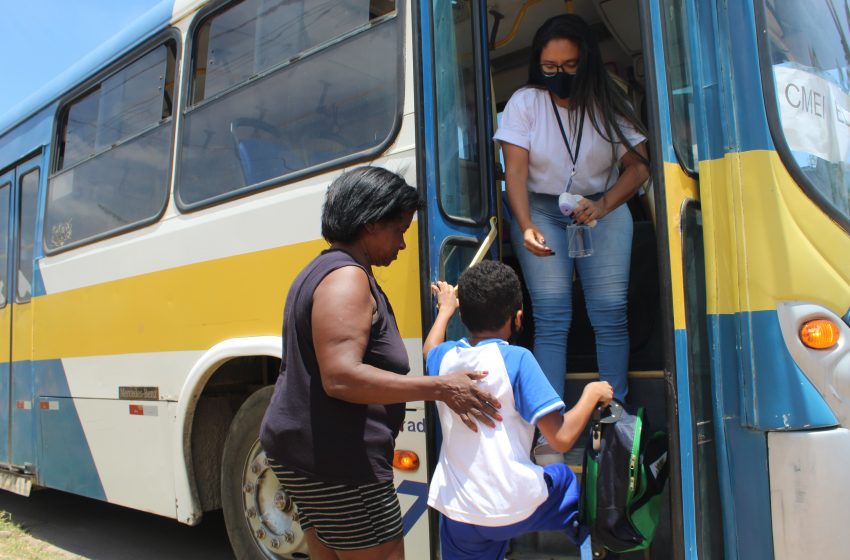 Transporte de alunos até a escola é seguro e acompanhado por monitores da Educação