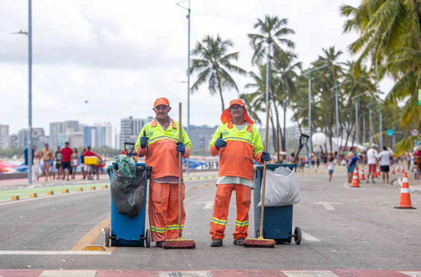 Reforço nos serviços de limpeza continua neste fim de semana de prévias do Carnaval