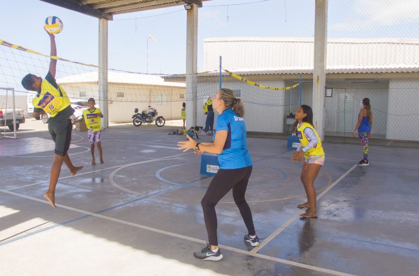 Crianças e adolescentes do Trapiche da Barra têm manhã recreativa com o projeto Viva Vôlei
