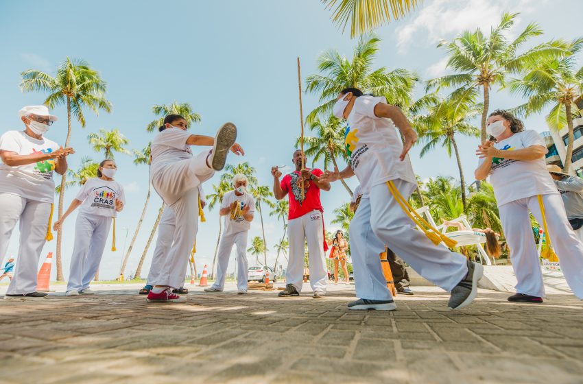 Orla de Maceió recebe apresentação das Capoeiristas Formosas do Cras Pitanguinha