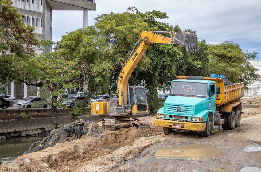 Prefeitura de Maceió inicia processo de desassoreamento do Riacho Salgadinho